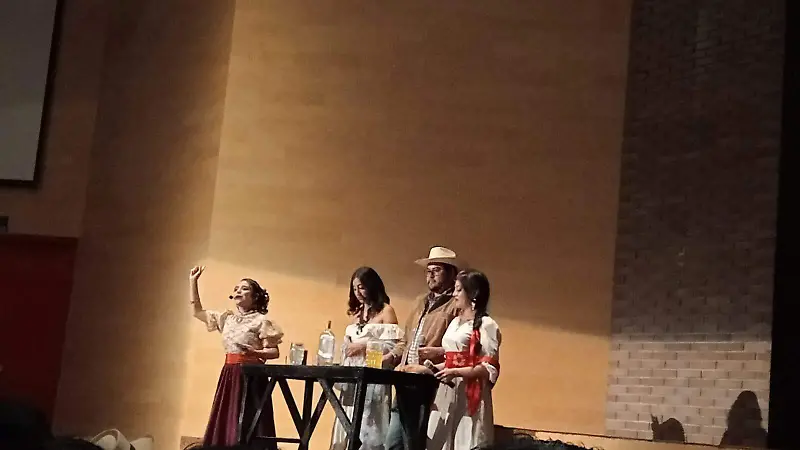 Durante la función se fueron sacando las cartas de la lotería.
